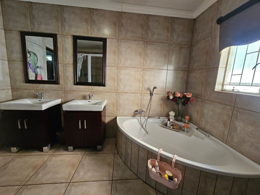 4 Bedroom Property for Sale in Jan Cillierspark Free State